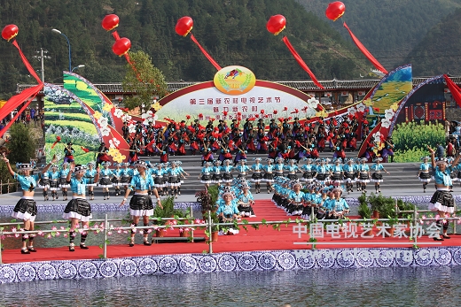 中国文联、中国视协送欢乐下基层文艺演出在贵州举行