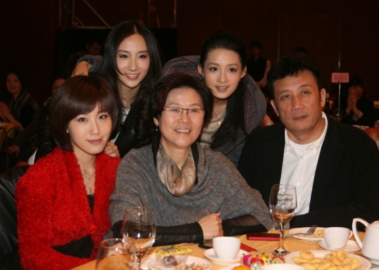 高洋、李沁、周毅与李少红、曾年平在影协元宵联谊会上合影