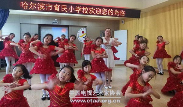 黑龙江视协开展“到人民中去”为人民放歌志愿服务日活动